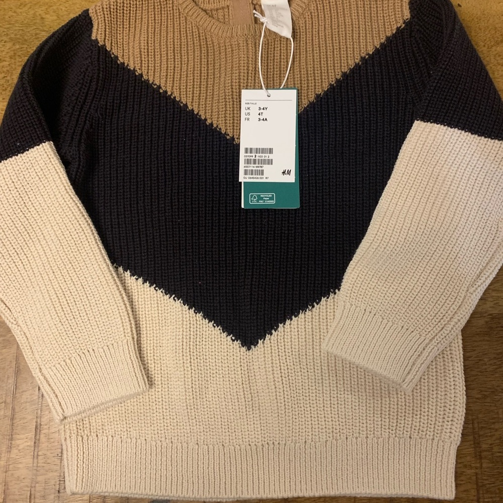 HM Unisex sweater.  Size 4t.  Looks to run a little big.  NWT